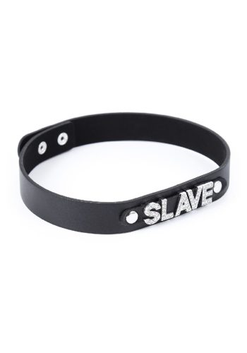 Csillogó SLAVE feliratos nyakpánt.